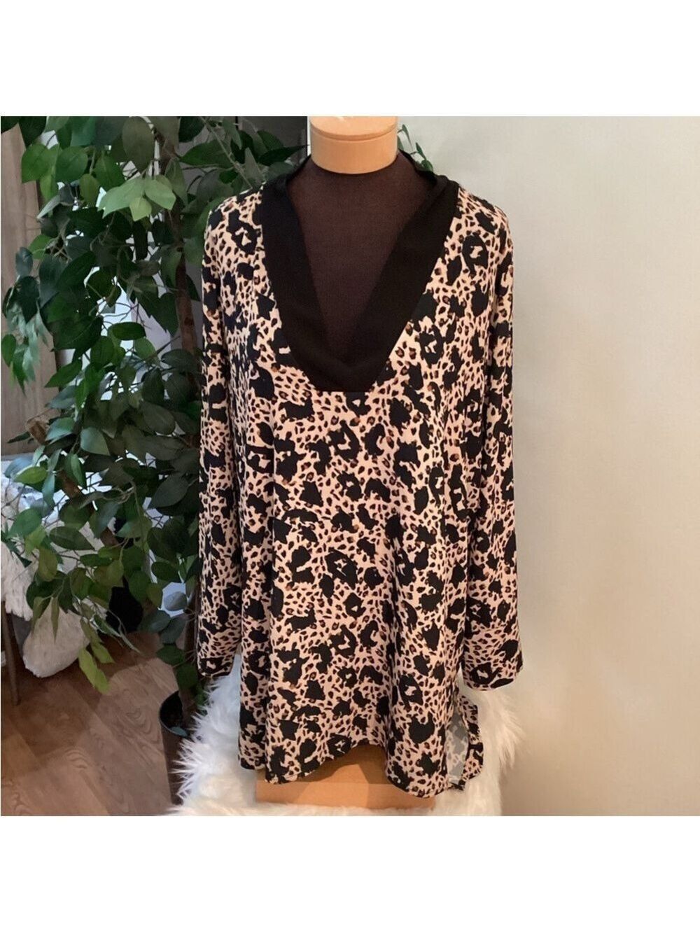 Eloquii v neck cheetah hi Lo hem blouse Woman’s size 20 long sleeve